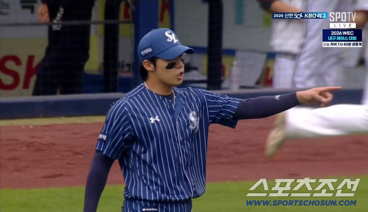 삼성 원태인이 19일 대구 LG전서 4회초 1사 2,3루서 이영빈을 2루수앞 땅볼로 잡은 뒤 화를 내는 장면. SPOTV 중계화면 캡쳐