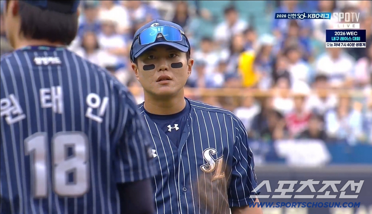 삼성 원태인과 류지혁이 19일 대구 LG전서 4회초 1사 2,3루서 이영빈을 2루수앞 땅볼로 잡은 뒤 얘기하는 장면. SPOTV 중계화면 캡쳐