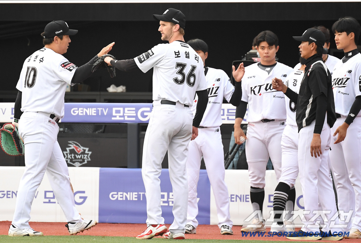 18일 수원 케이티위즈파크에서 열린 KT와 키움의 경기. 3회 무실점 투구 후 동료들과 하이파이브를 나누고 있는 KT 선발 보쉴리. 수원=송정헌 기자 songs@sportschosun.com/2026.04.18/