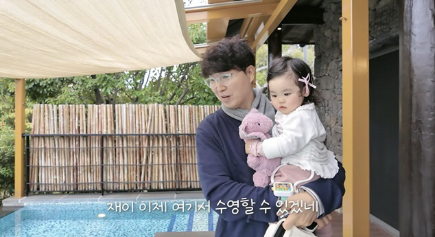 박수홍♥김다예, 18개월 딸과 '200만원 풀빌라' 호캉스..첫 여행부터 럭셔리