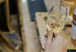 여성 음료에 몰래 '흰색 가루' 넣은 남성 덜미…