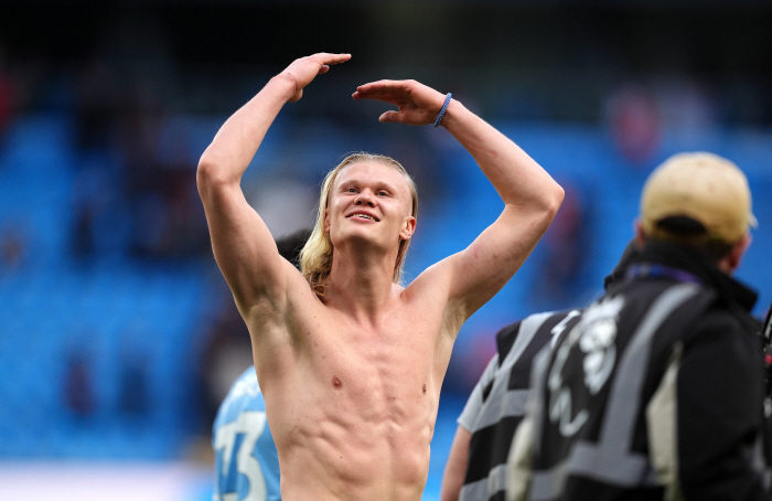 "소 심장 먹고 적색광 샤워,겨드랑이 제모" 아스널 잡은 홀란, 괴물 피지컬 뒤 '6000kcal 광기의 루틴'