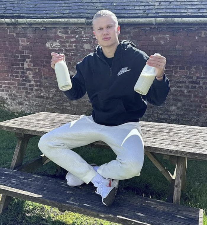 생우유를 사랑하는 엘링 홀란. 사진출처=홀란 SNS