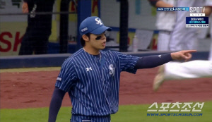 원태인 '충격 사태' 시발점 지목, 코치 박스 벗어난 작전 지시는 반칙일까 아닐까