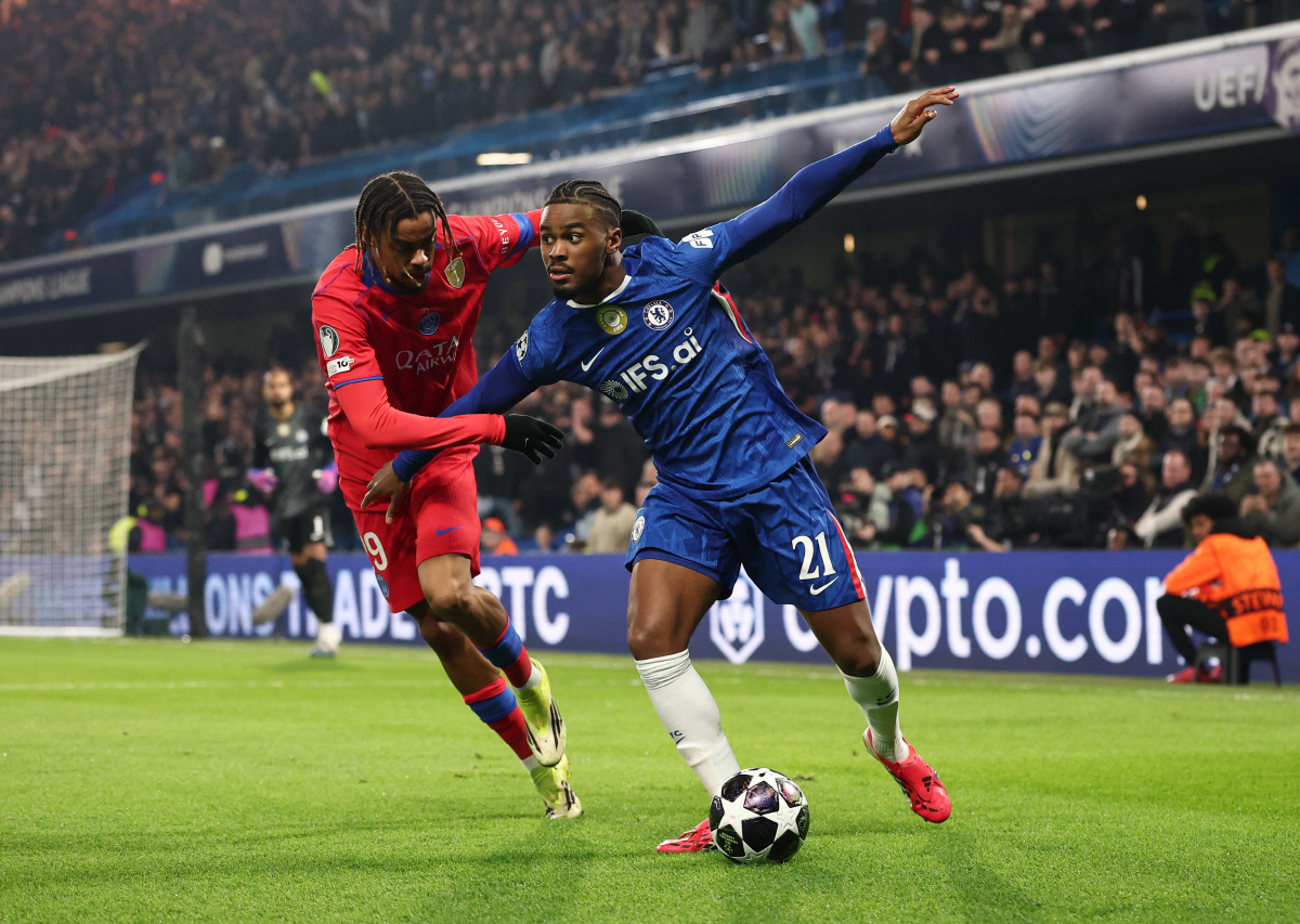 Soccer Football - UEFA Champions League - Round 16 - Second Leg - Chelsea v Paris St Germain - Stamford Bridge, London, Britain - March 17, 2026 Chelsea's Jorrel Hato in action with Paris St Germain's Bradley Barcola REUTERS/David Klein