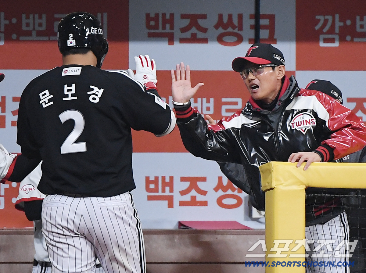 5일 서울 고척스카이돔에서 열린 LG-키움전. 9회초 무사 문보경이 솔로포를 친 후 염경엽 감독의 축하를 받고 있다. 정재근 기자 cjg@sportschosun.com/2026.4.5/