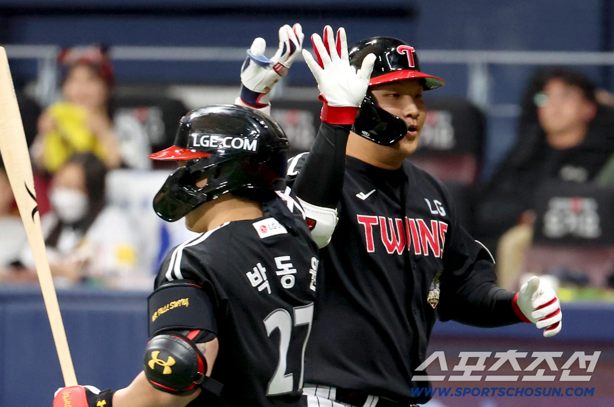 문보경이 홈런을 친 뒤 박동원과 하이파이브를 하고 있다. 사진제공=LG 트윈스