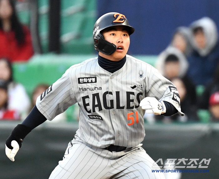 '외야 잔혹사' 종결! '김경문의 선택' 4할타자 → 득점·안타 1위 → 타점·OPS 2위…한화에 다 있다 [포커스]