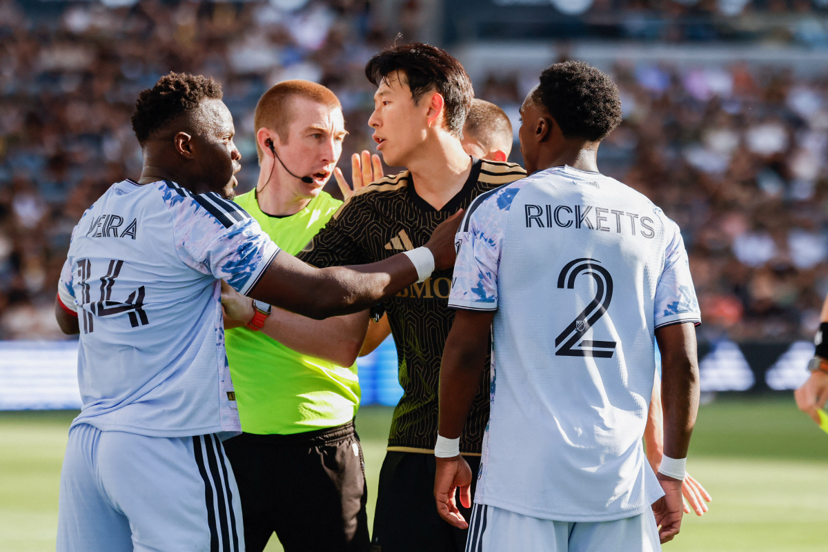 손흥민 최초 대참사→LA FC 민심 대폭발 "왜 자꾸 SON 미드필더로 뛰어?", "득점 기계 쏘니, 왜 고쳐?" 불만 폭주