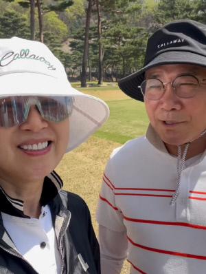 박미선, 유방암 투병 딛고 방송 복귀한다더니...♥이봉원과 부부 골프까지 "건강해져서 감사"