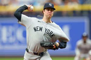 "넌 배신자" 양키 에이스로 성장한 보스턴 로컬보이, 극성팬 '죽이겠다' 살해 위협 → 어머니와 가족까지…경찰 도움 고민