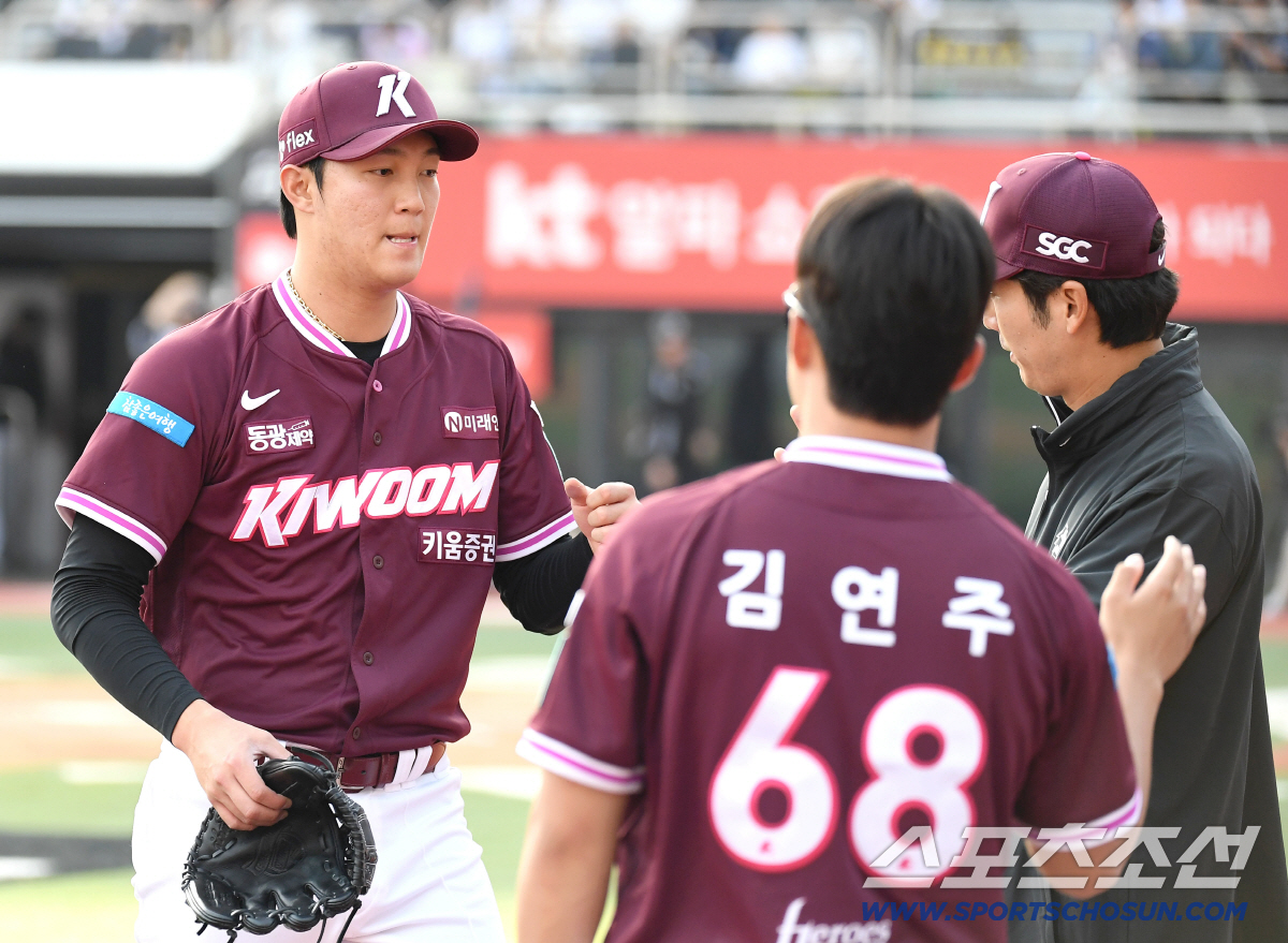18일 수원 케이티위즈파크에서 열린 KT와 키움의 경기. 2회말 투구를 마치고 동료들과 하이파이브를 나누고 있는 키움 선발 안우진. 수원=송정헌 기자 songs@sportschosun.com/2026.04.18/