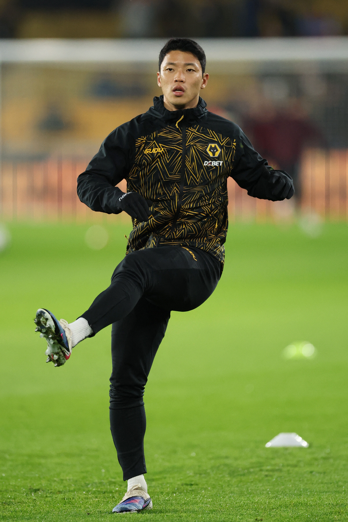 Soccer Football - FA Cup - Fifth Round - Wolverhampton Wanderers v Liverpool - Molineux Stadium, Wolverhampton, Britain - March 6, 2026 Wolverhampton Wanderers' Hwang Hee-chan during the warm up before the match Action Images via Reuters/Andrew Boyers