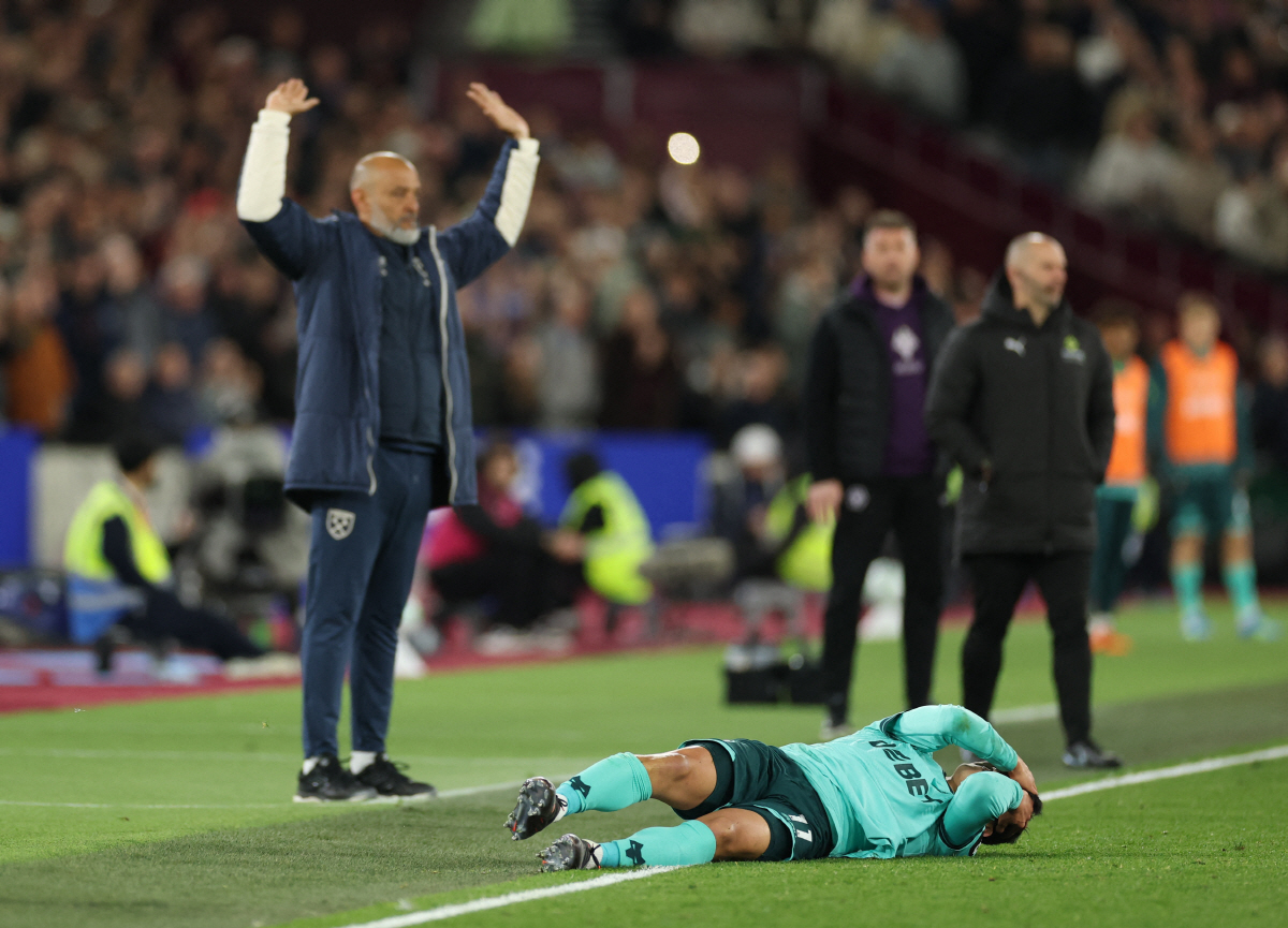Soccer Football - Premier League - West Ham United v Wolverhampton Wanderers - London Stadium, London, Britain - April 10, 2026 Wolverhampton Wanderers' Hwang Hee-chan reacts after sustaining an injury as West Ham United manager Nuno Espirito Santo looks on REUTERS/Ian Walton EDITORIAL USE ONLY. NO USE WITH UNAUTHORIZED AUDIO, VIDEO, DATA, FIXTURE LISTS, CLUB/LEAGUE LOGOS OR 'LIVE' SERVICES. ONLINE IN-MATCH USE LIMITED TO 120 IMAGES, NO VIDEO EMULATION. NO USE IN BETTING, GAMES OR SINGLE CLUB/LEAGUE/PLAYER PUBLICATIONS. PLEASE CONTACT YOUR ACCOUNT REPRESENTATIVE FOR FURTHER DETAILS..