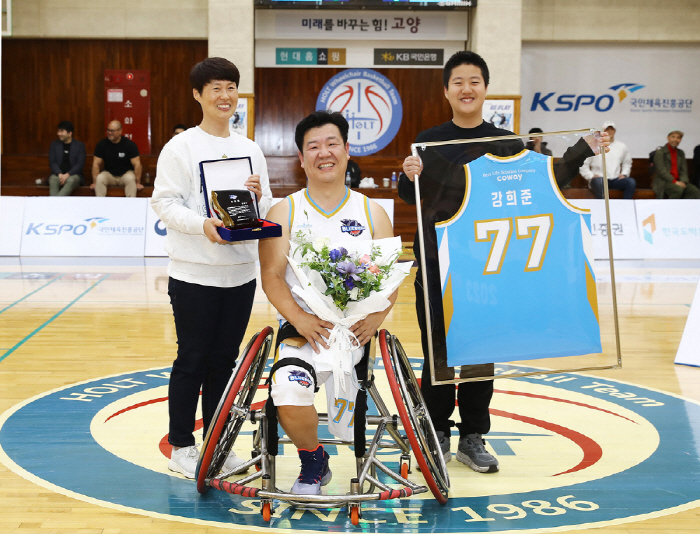"봄날 천국에 전지훈련 떠난 '휠농 레전드' 고 강희준 코치" 코웨이 블루휠스 후배들, 시즌 첫 우승컵을 영전에 바쳤다