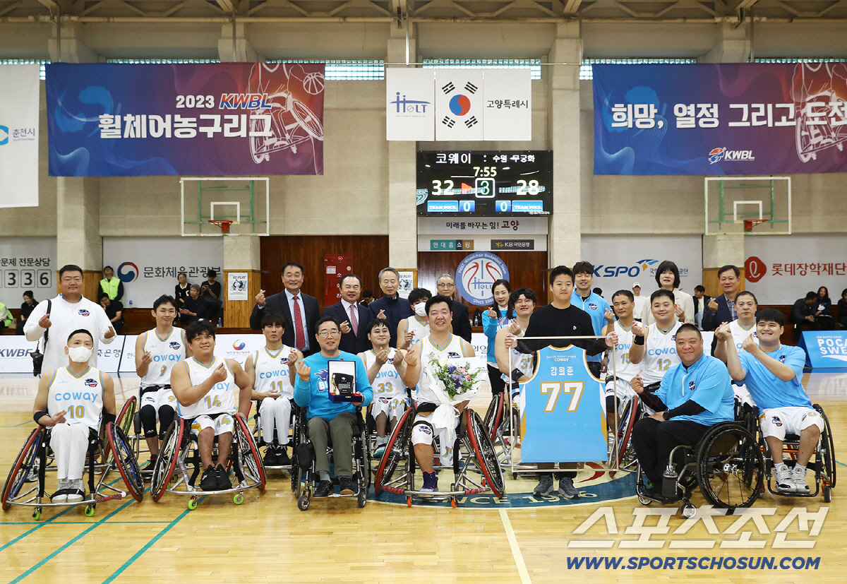 2023년 10월 7일 고양시 홀트일산복지타운 체육관에서 진행된 강희준 코웨이 블루휠스 휠체어농구단 플레잉코치(가운데)의 현역 은퇴식. KWBL 관계자와 코웨이 팀 관계자 및 동료, 후배, 강 코치의 가족들이 기념촬영을 하고 있다. 사진제공=코웨이 블루휠스