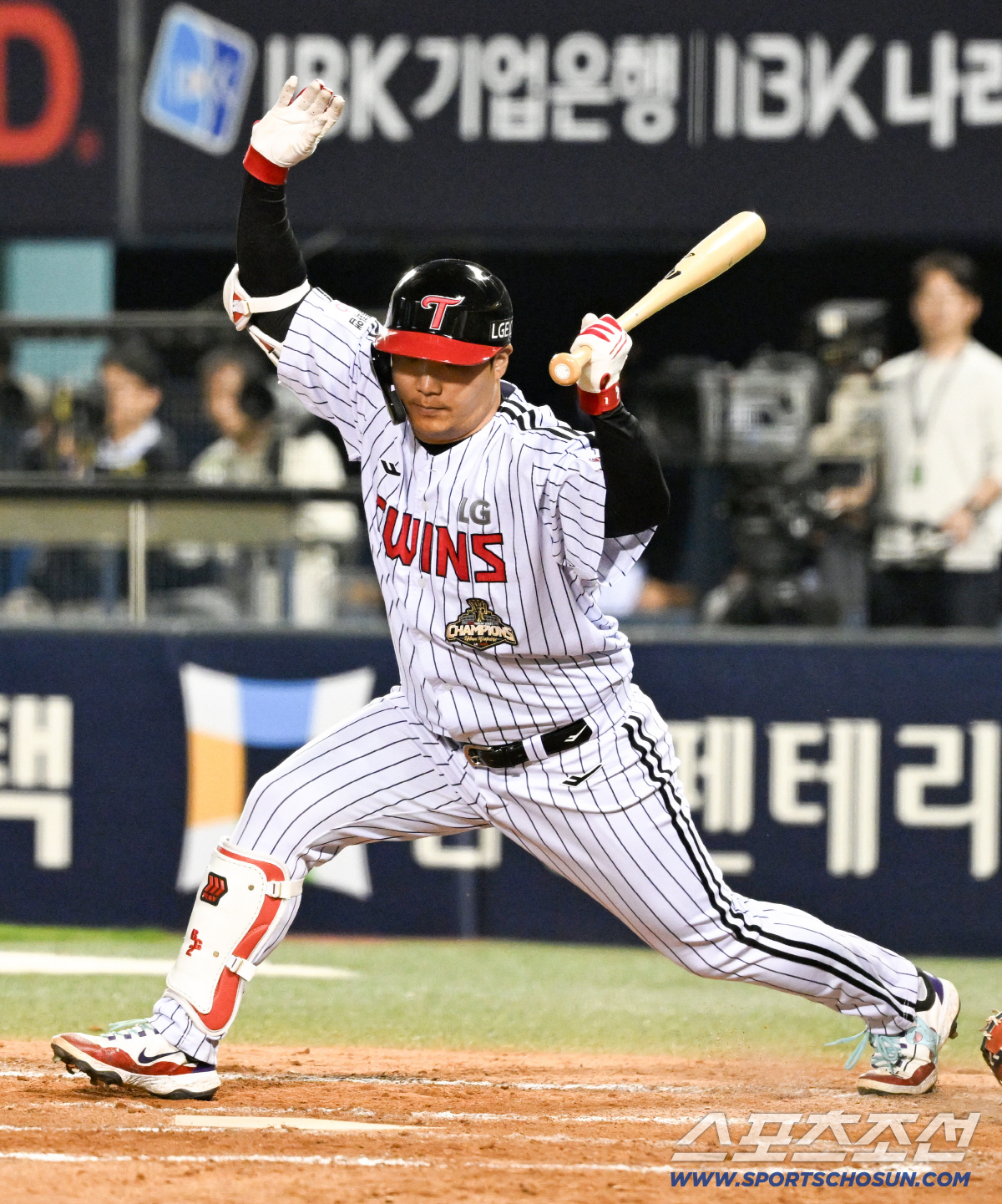 16일 잠실구장에서 열린 LG와 롯데의 경기. LG 문보경이 몸쪽 깊은 볼에 놀라고 있다. 잠실=박재만 기자 pjm@sportschosun.com/2026.04.16/