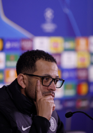 EPL 사상 초유의 선택...빅클럽 경험 '0' 초보 감독, 대체 왜 6년 베팅했나 