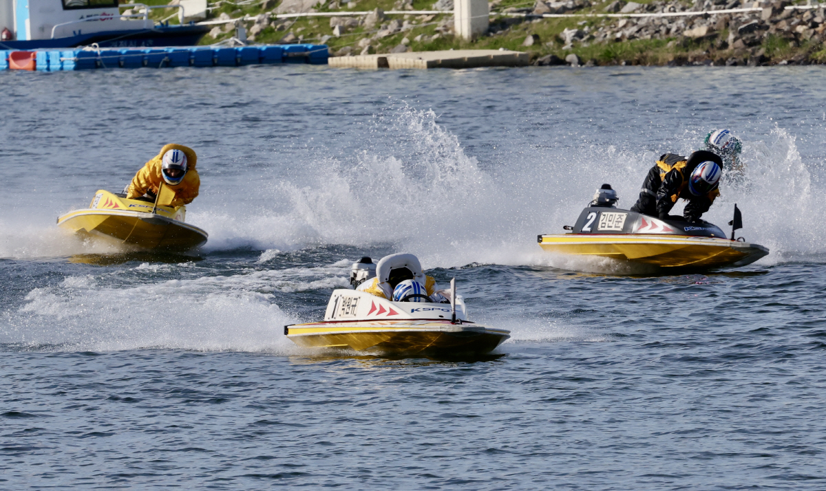 1번 박원규(가운데)가 가장 빨리 결승선을 향해 질주하고 있다. 사진제공=국민체육진흥공단
