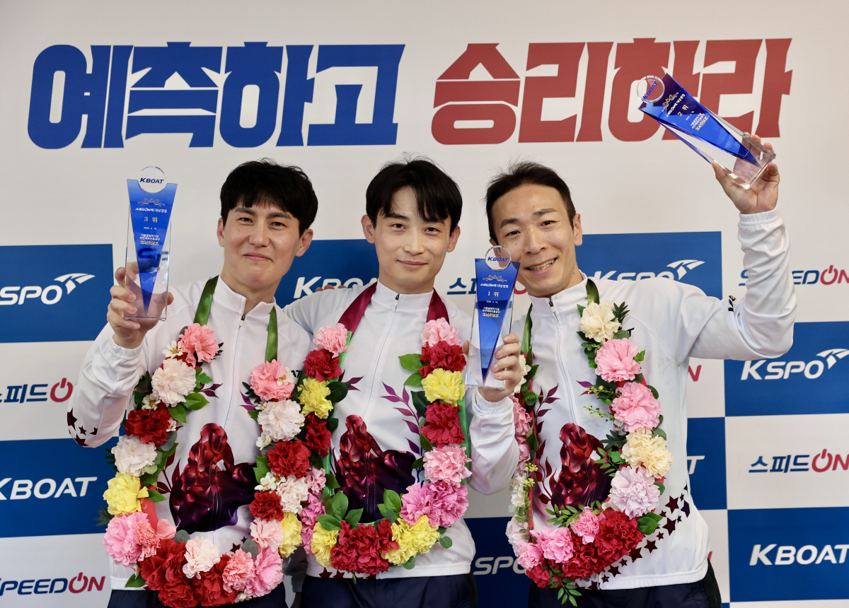 2026 스피드온배 대상경정 입상선수(왼쪽부터 3위 김도휘, 1위 박원규, 2위 김민준) 사진제공=국민체육진흥공단