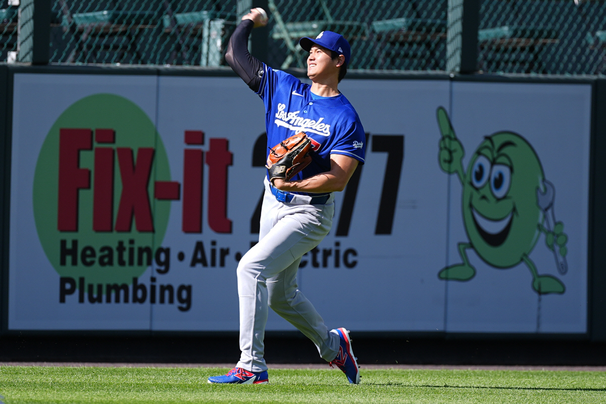 오타니가 쿠어스필드 외야에서 캐치볼로 몸을 풀고 있다. 오타니는 23일(한국시각) 샌프란시스코를 상대로 시즌 4번째 선발등판을 한다. AP연합뉴스