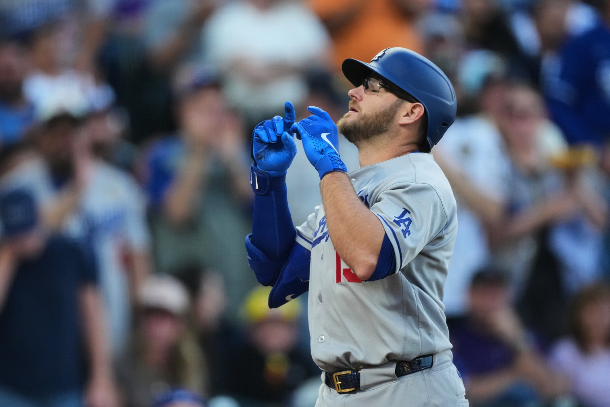 맥스 먼시가 2회초 솔로홈런을 터뜨린 뒤 세리머니를 하며 홈을 밟고 있다. AP연합뉴스