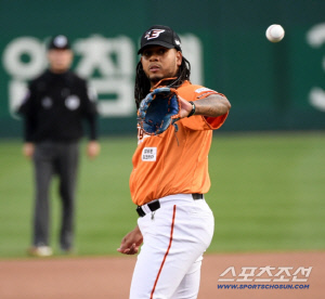 '돈 더줘!' 재계약 불발됐던 한화 출신 투수, 결국 아시아로 다시 온다