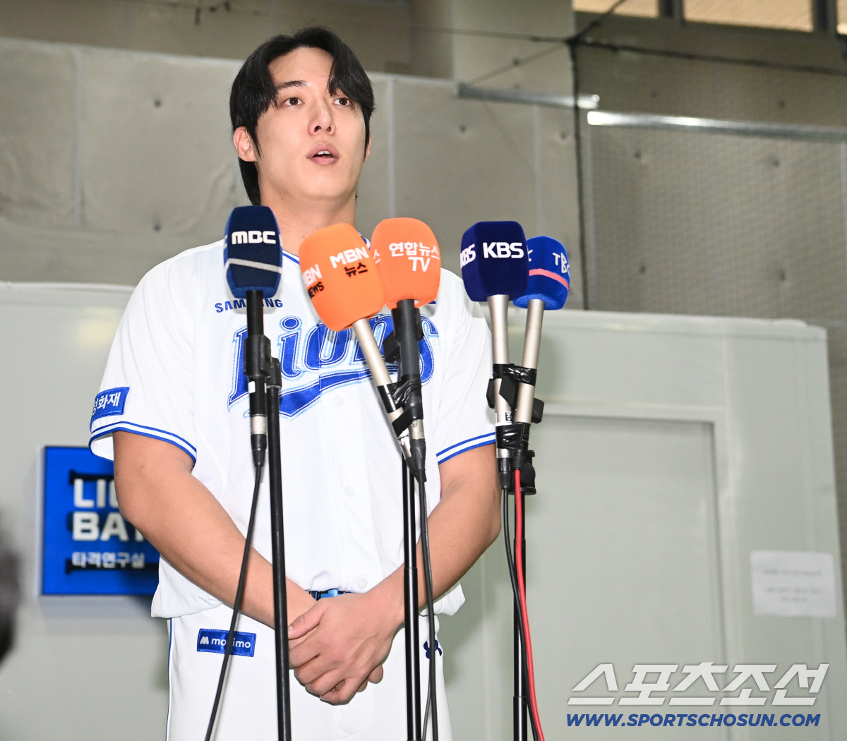 경기 중 격한 감정 표출로 논란에 휩싸인 삼성 원태인이 21일 대구 삼성라이온즈파크에서 펼쳐질 SSG와의 경기에 앞서 입장을 밝혔다. 취재진 앞에 선 원태인의 모습. 대구=허상욱 기자 wook@sportschosun.com/2026.04.21/