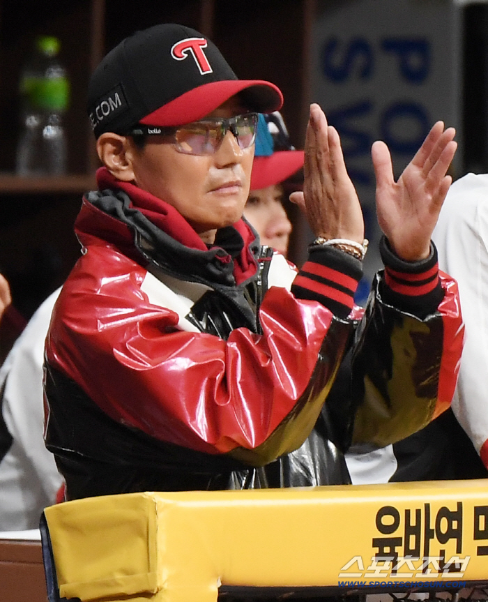 "넘어가려 했는데 우리 코치를..." 3루 코치 저격에 사령탑의 입장은 "코치도 최선 다하고 있어…입장은 이해돼"