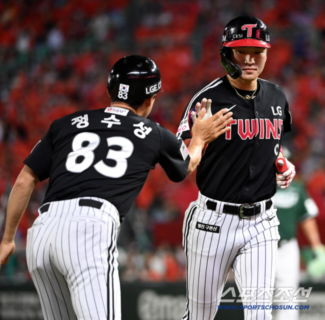 16일 인천SSG랜더스필드에서 열린 LG와 SSG의 경기, 8회초 무사 1루 박해민이 희생번트를 성공한 후 정수성 코치의 환영을 받고 있다. 인천=허상욱 기자 wook@sportschosun.com/2025.08.16/