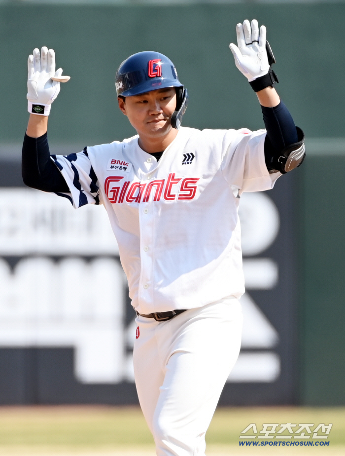 답이 안 나오는 롯데 타선, 김태형 감독의 '도박수' 통할까...손호영 우익수 '파격' 