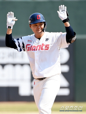 답이 안 나오는 롯데 타선, 김태형 감독의 '도박수' 통할까...손호영 우익수 '파격' [부산 현장]