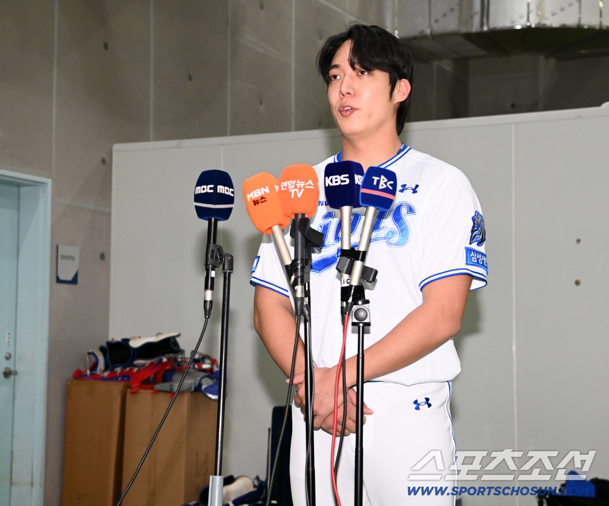 경기 중 격한 감정 표출로 논란에 휩싸인 삼성 원태인이 21일 대구 삼성라이온즈파크에서 펼쳐질 SSG와의 경기에 앞서 입장을 밝혔다. 취재진 앞에 선 원태인의 모습. 대구=허상욱 기자 wook@sportschosun.com/2026.04.21/