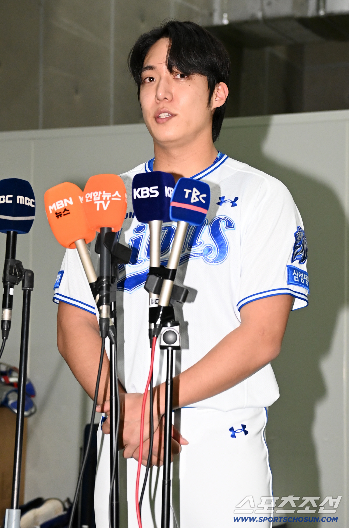 경기 중 격한 감정 표출로 논란에 휩싸인 삼성 원태인이 21일 대구 삼성라이온즈파크에서 펼쳐질 SSG와의 경기에 앞서 입장을 밝혔다. 취재진 앞에 선 원태인의 모습. 대구=허상욱 기자 wook@sportschosun.com/2026.04.21/