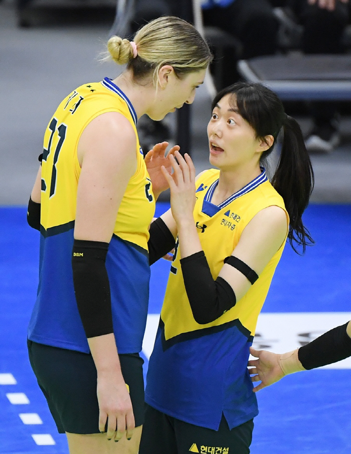 4일 수원체육관에서 열린 V리그 현대건설-IBK기업은행전. 현대건설 김다인이 카리와 대화하고 있다. 수원=정재근 기자 cjg@sportschosun.com/2025.11.4/