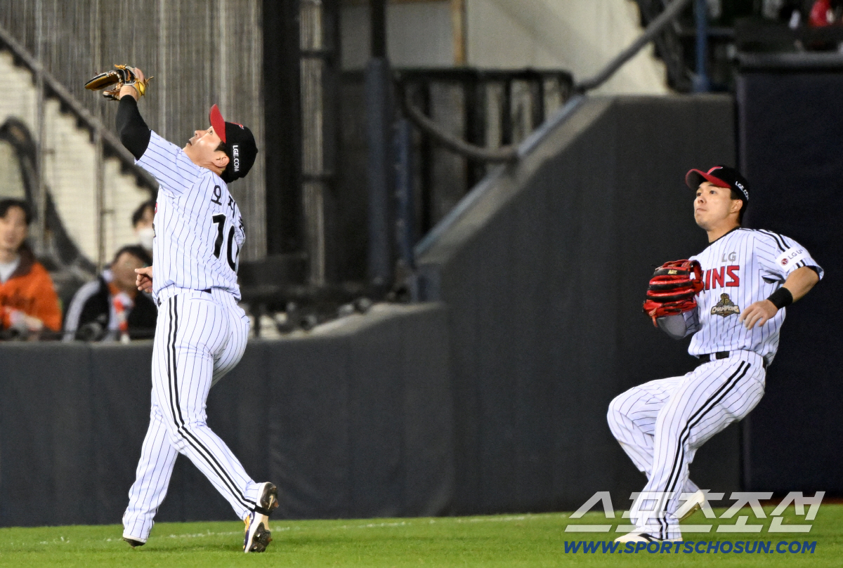 21일 잠실구장에서 열린 LG와 한화의 경기. 4회초 1사 1루 한화 이도윤 뜬공을 LG 유격수 오지환이 실책하고 있다. 잠실=박재만 기자 pjm@sportschosun.com/2026.04.21/