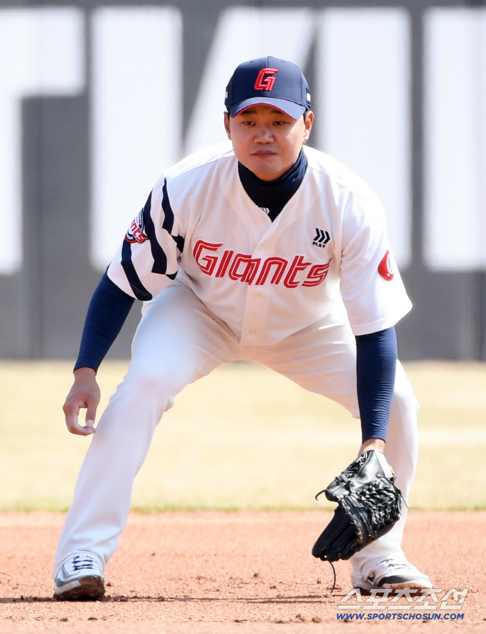 없는 살림에 꺼내든 '손호영 우익수' 김태형 감독의 도박, 재앙의 씨앗이 돼버렸다 