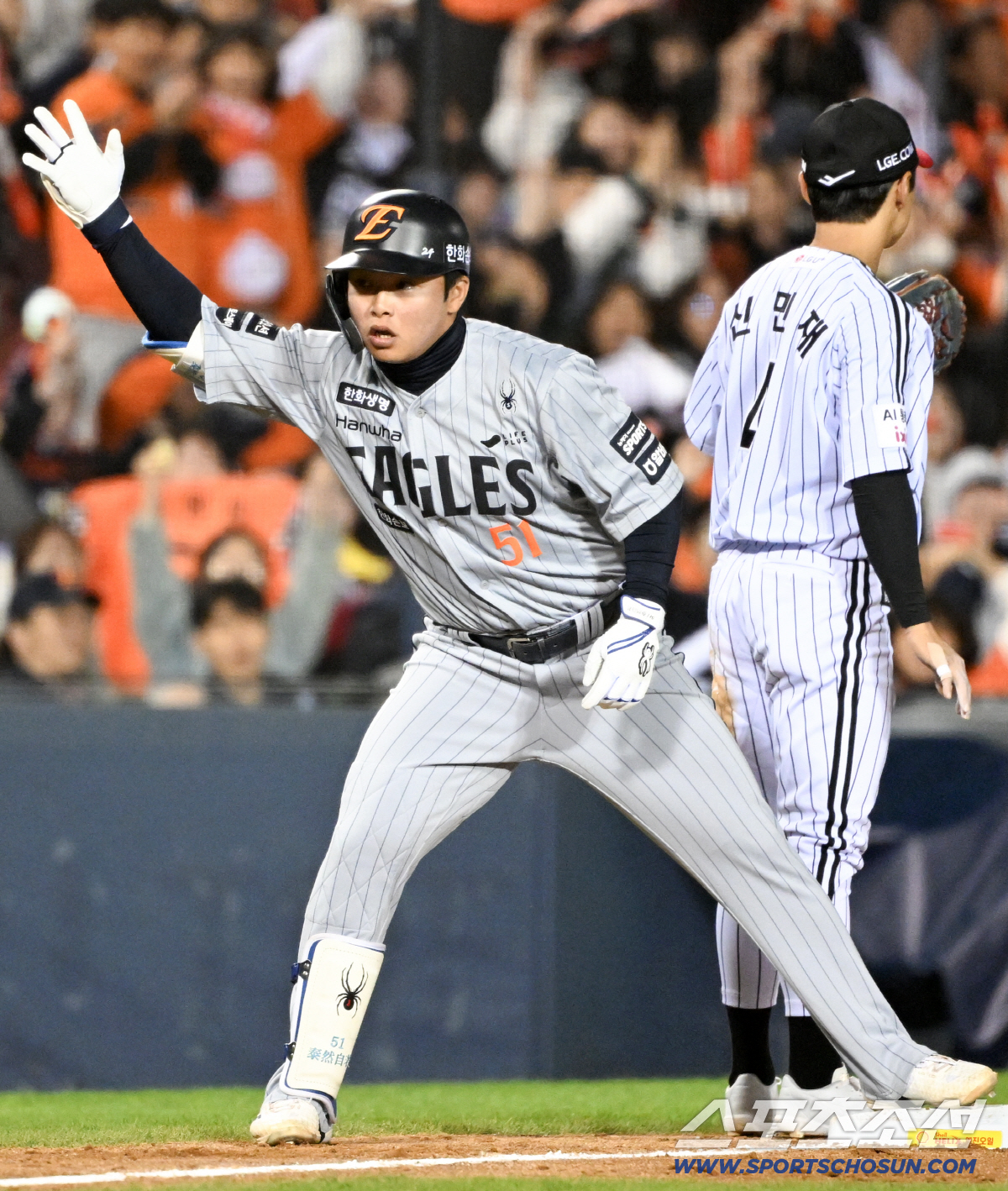 21일 잠실구장에서 열린 LG와 한화의 경기. 5회초 2사 2루 한화 문현빈이 안타를 날린 뒤 환호하고 있다. 잠실=박재만 기자 pjm@sportschosun.com/2026.04.21/