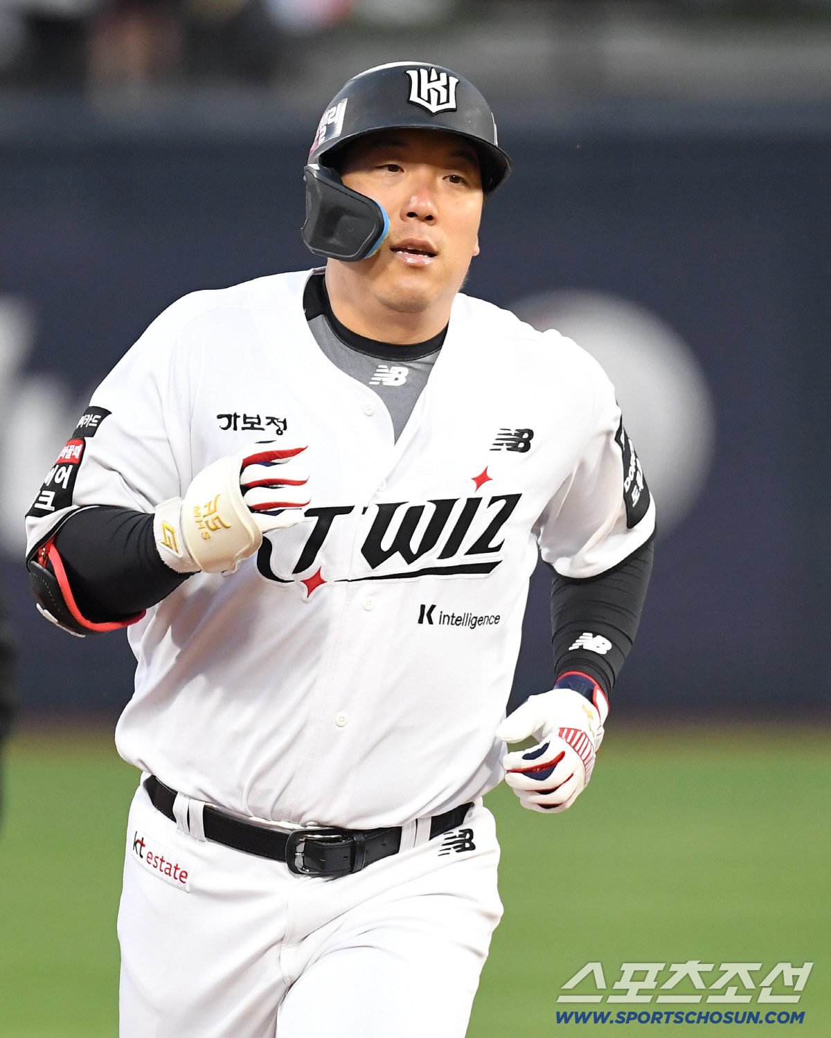 21일 수원 케이티위즈파크에서 열린 KT와 KIA의 경기. 1회말 KT 김현수가 KIA 김태형을 상대로 투런홈런을 날렸다. 그라운드를 돌고 있는 김현수. 수원=송정헌 기자 songs@sportschosun.com/2026.04.21/