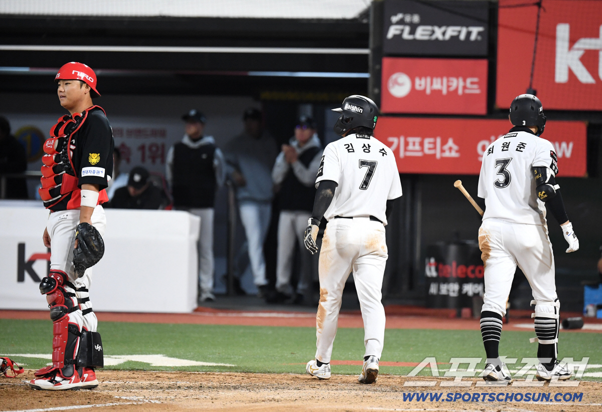 21일 수원 케이티위즈파크에서 열린 KT와 KIA의 경기. 6회초 2사 1, 3루. 1루 주자 배정대가 런다운에 걸렸으나 3루주자 김상수가 먼저 득점에 성공했다. 이후 배정대는 태그 아웃. 수원=송정헌 기자 songs@sportschosun.com/2026.04.21/