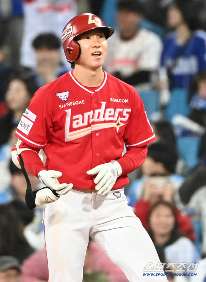 조병현 44구 역투+박성한 44년 대기록 SSG, '원태인 소동' 삼성 1위 압수! → 연장 접전 끝에 5-4 승리 