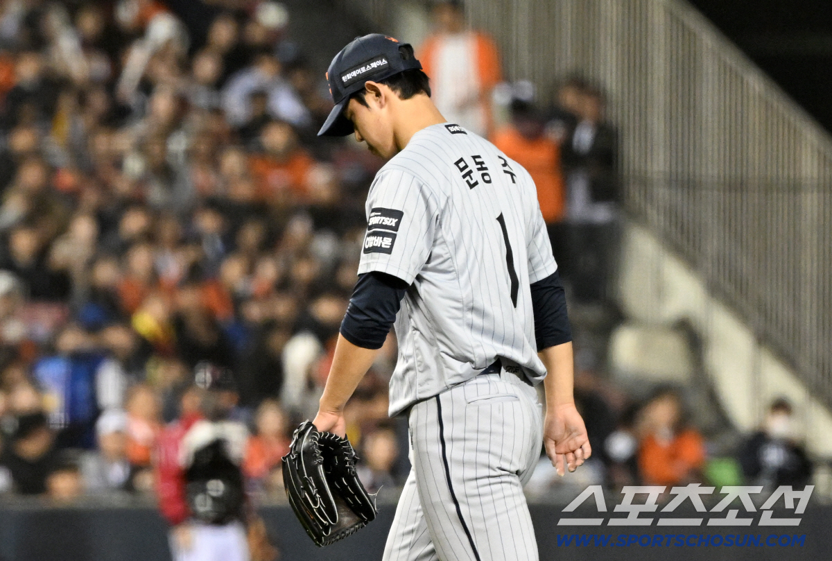 158km 강속구를 뿌리며 쾌조의 스타트를 끊었지만 문동주는 끝내 고개를 떨구고 말았다.