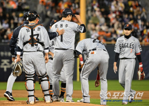 '158km 압도하다 한순간 붕괴' 문동주 무너뜨린 심우준 실책...병살로 끝났어야 했는데 [잠실 현장]
