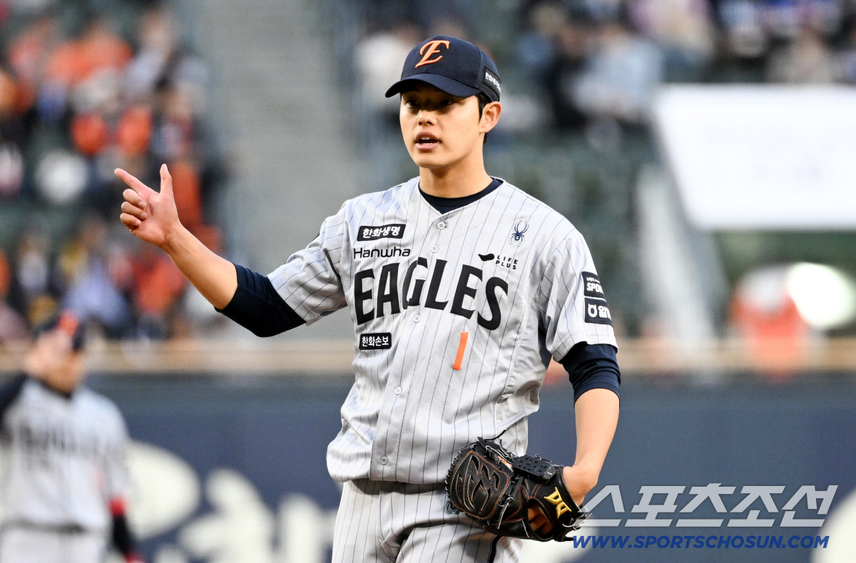 한화 선발 문동주는 최고 158km 강속구를 앞에숴 3회까지 안타 1개 볼넷 1개만 내주며 완벽한 피칭을 펼쳤다.