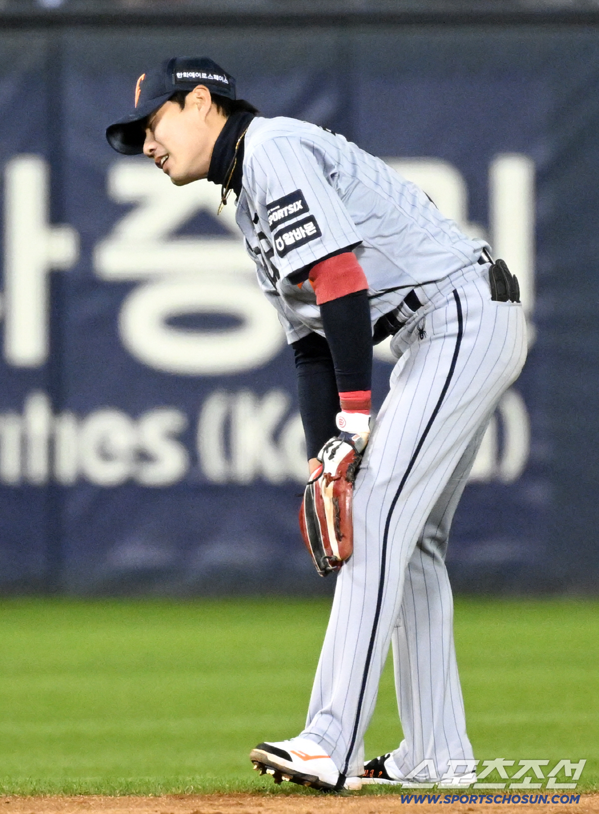 1사 만루 천성호 타구를 포구 실책한 유격수 심우준이 자책하고 있다.