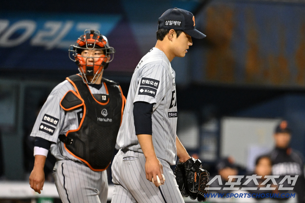 유격수 수비 실책 후 문동주는 폭투, 적시타, 폭투, 적시타를 허용하며 결국 무너졌다.