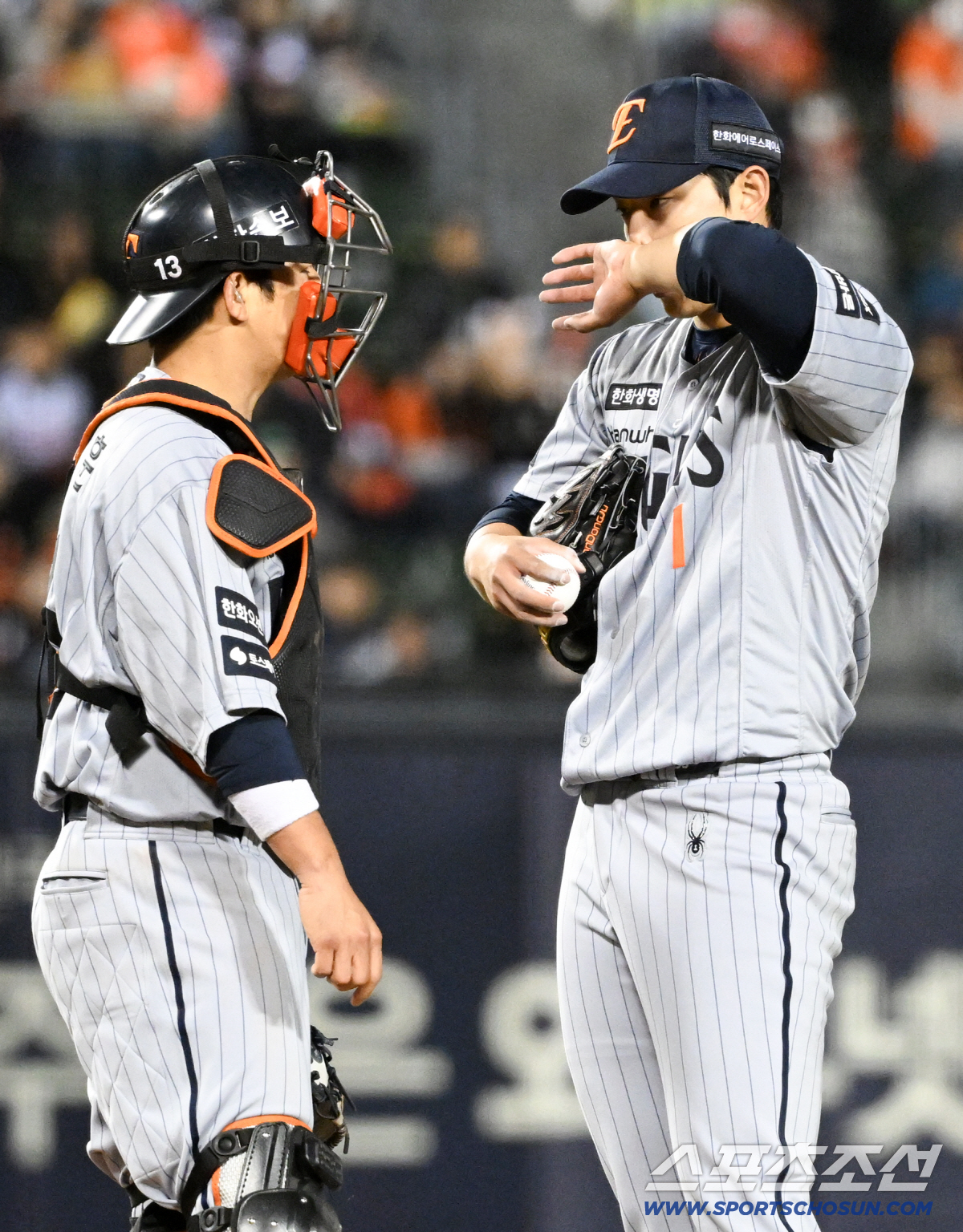잘 던지고 있다 갑자기 무너지자 포수 최재훈 선발 문동주 모두 당황했다.