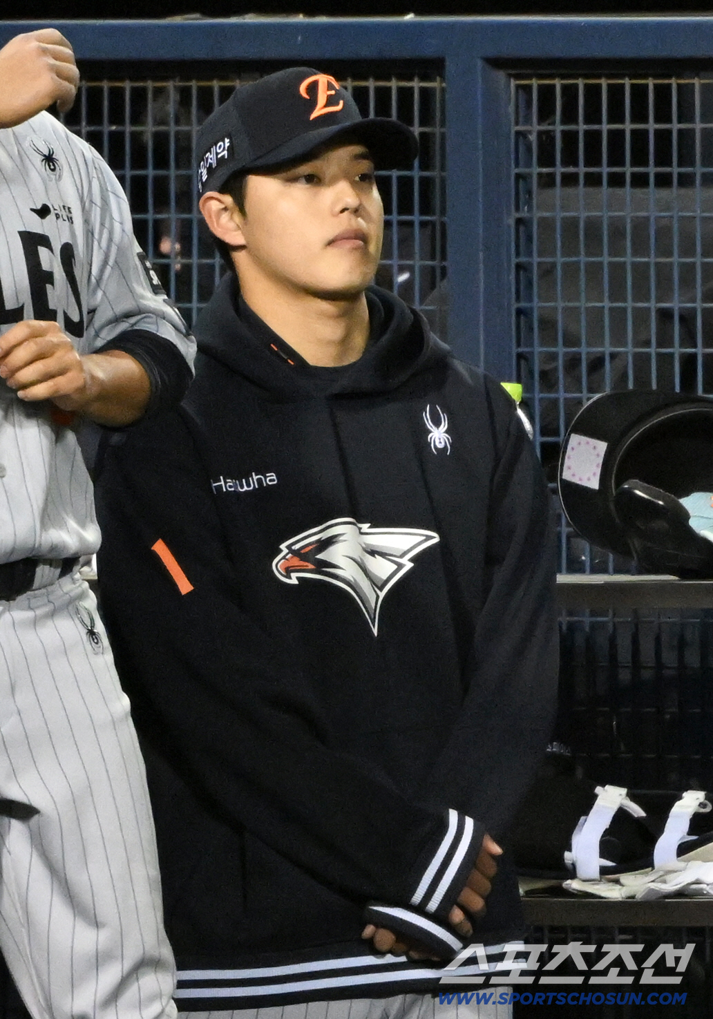 문동주는 더그아웃 앞에 나와 말없이 경기를 지켜봤다.