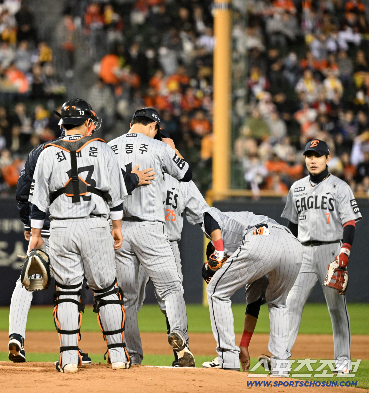4회가 누구보다 아쉬웠던 문동주는 쉽사리 마운드에서 내려오지 못했다.