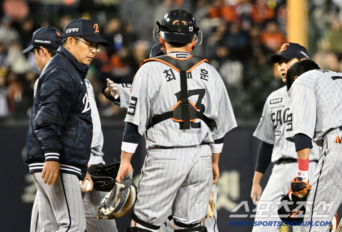 마운드에서 내려가는 문동주를 말없이 지켜본 유격수 심우준.